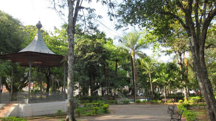 Parque Alonso Ferreira de Camargo: Também chamado de Jardim Público, o Parque Alonso Ferreira de Camargo é um local perfeito para quem busca relaxar e ter um contato mais próximo com a natureza. Com uma paisagem natural encantadora, o parque é uma boa opção para um passeio memorável em família, contando com dois parquinhos infantis para a diversão das crianças - (Paula Loredana/Google Reviews)