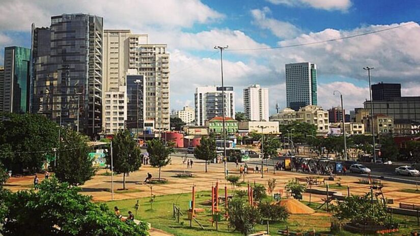 O Largo da Batata é uma praça pública localizada no bairro de Pinheiros. Ele fica no encontro da Avenida Brigadeiro Faria Lima com as ruas dos Pinheiros, Teodoro Sampaio, Cardeal Arcoverde, Baltazar Carrasco, Martim Carrasco, Chopin Tavares de Lima e Fernão Dias. No local, também está a Estação Faria Lima da Linha 4-Amarela do Metrô. Foto: Wikimedia Commons