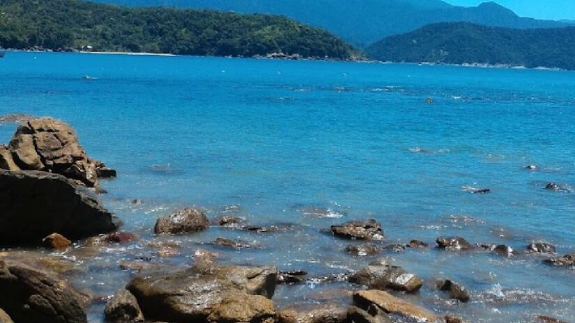 A praia fica sempre deserta e conta com uma presença bem forte de Mata Atlântica. As rochas ficam espalhadas pela areia e ajuda no visual mais "selvagem" do local. De lá, ainda é possível ter uma bela vista da Enseada de Fortaleza - (Jhenifer Carmo/Google Reviews)