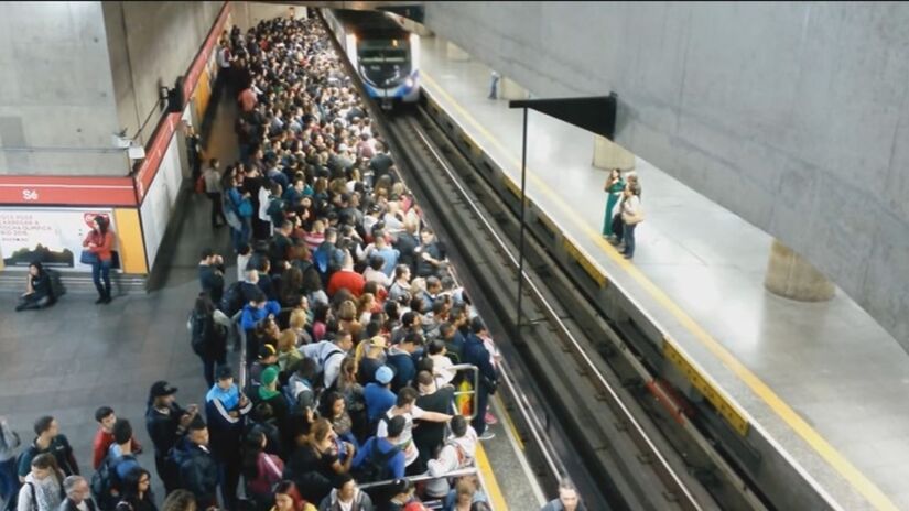 A estação Sé é a líder em movimentação no metrô paulistano, com uma média de 368 mil embarques diários em 2024. Ela atende as Linhas 1-Azul e 3-Vermelha, sendo responsável por 169 mil e 199 mil passageiros, respectivamente. Foto: Reprodução/Youtube/Lucas Souza