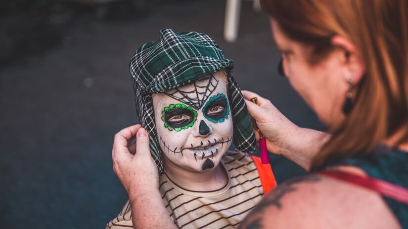 Crianças e adolescentes participam de competição de Catrinas e Catríns, caveiras coloridas que representam a morte

/Foto: Divulgação