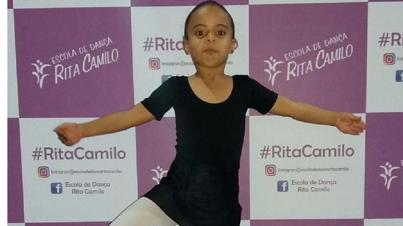 Adolescente sonha em se tornar bailarina profissional.