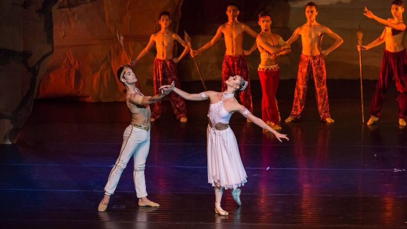 Com música de Ludwig Minkus, coreografias de Marius Petipa e libreto de Marius Petita e Sergei Khudenov, 'La Bayadère' é um ballet em três atos e cinco cenas. Foto: Renan Livi/Divulgação 