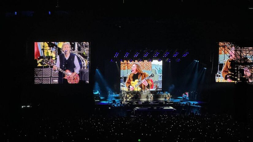 'Dueto' de Paul McCartney e John Lennon, assassinado em 1980, foi um dos momentos mais marcantes do show. Durante a apresentação, Macca homenageou diversas vezes Lennon e George Harrison, membros já falecidos dos Beatles. Foto: Mariana Ribeiro/Gazeta de S.Paulo 