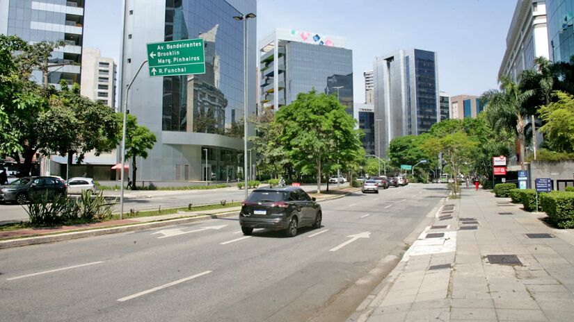 Rua Olimpíadas, entre as incluídas no projeto de enterramento de fios da Enel, que não possui fiação aérea. Foto: Thiago Neme/Gazeta de S. Paulo.