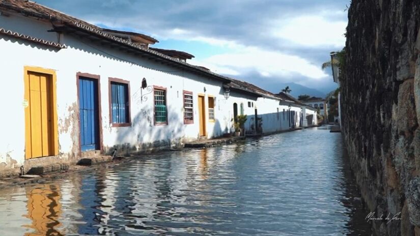 As ruas em Paraty conseguem criar um clima da cidade italiana chamada Veneza. Reprodução|Youtube|Marcelo Gori