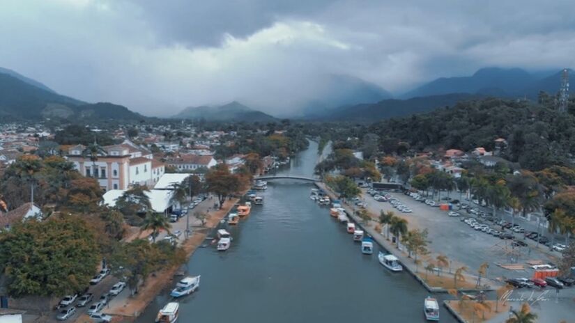 Fundada no século XVII, Paraty preserva um centro histórico com ruas de pedra e construções que remetem ao Brasil colonial. A cidade também é rica em festividades, como o Festival da Cachaça e a Flip (Festa Literária Internacional de Paraty), que reforçam seu aspecto cultural. Foto: Reprodução|Youtube|Marcelo Gori