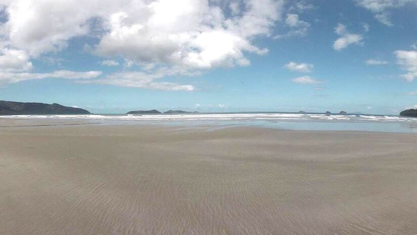 A Praia da Fazenda atravessa a ampla baía da tradicional vila de pescadores de Picinguaba. Ao atravessar o rio, é possível avistar três quilômetros de praia deserta logo na frente. O local também é perfeito para o surfe de longboard e para observar um grupo de golfinhos (e talvez até baleias) por meio de um passeio de caiaque - (Divulgação/PMU)