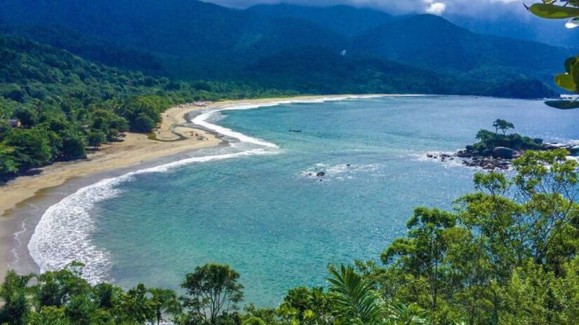 A Praia de Castelhanos, situada em Ilhabela, é considerada uma das mais belas do Brasil. / Foto: Wikimedia Commons