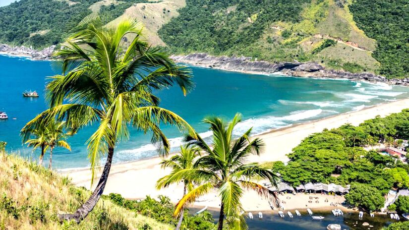 2. Praia do Bonete, Ilhabela: Considerada uma das mais belas praias de Ilhabela (uma das melhores cidades para viajar em casal), a Praia do Bonete conta com areia bem clara, um mar repleto de ondas e local cercado por montanhas - (Divulgação/Ilhabela)