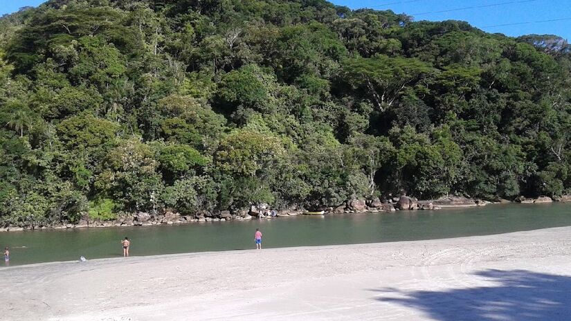 A única forma de chegar à Praia do Mocó é um pouco após a Praia Vermelha, seguindo a estrada sentido praia da Fortaleza. Na subida, é possível notar uma saída pela esquerda, com uma cancela dizendo "propriedade particular". Pois fique tranquilo. O local funciona como uma vila de casas do mais alto padrão, mas também como o acesso para a prainha, que é totalmente aberta ao público - (Marlene Vieira de Oliveira/Google Reviews)