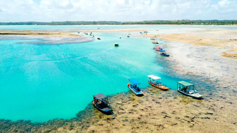 Praia do Patacho, em Porto de Pedras - O local é praia exclusiva e mais intimista, com um clima de paraíso tropical perfeito para relaxar, se desconectando do mundo afora. Alguns visitantes afirmam que na ilha, durante a noite, a lua até parece maior do que em outros lugares do Brasil. Além disso, por todo o seu contato com a natureza e ambiente mais reservado - (Lucas Meneses/sedetur)