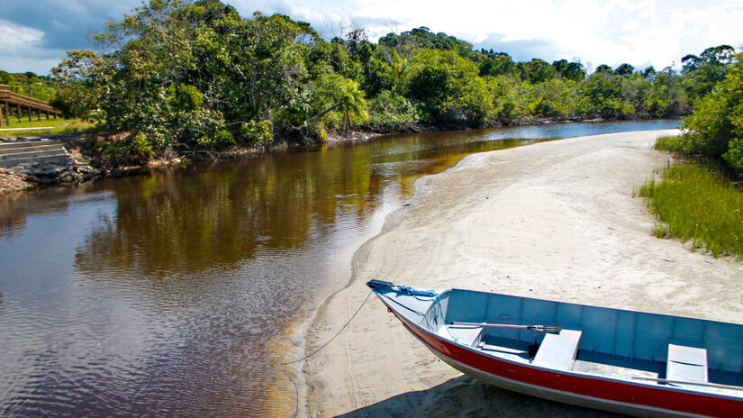 Entre as mais famosas estão a Praia do Pereirinha e a Praia do Marujá, que oferecem um cenário relaxante e ideal para aqueles que buscam fugir do tumulto das praias mais movimentadas - (Bruno Neri/PMC)