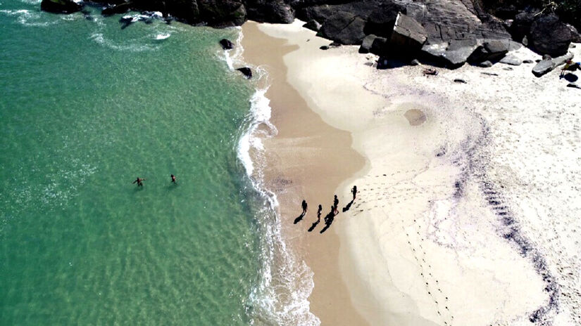 Praia do Sossego, em Niterói - Com um nome sugestivo, a Praia do Sossego é ideal para relaxar, seja sozinho ou com família. Localizada entre Piratininga e Camboinhas, a praia também foge do comum, possuindo difícil acesso para pedestres. A extensão do local é pequena e não é tão movimentada, uma vez que sua trilha não é das mais conhecidas - (Leonarddo Simplício/PMV)