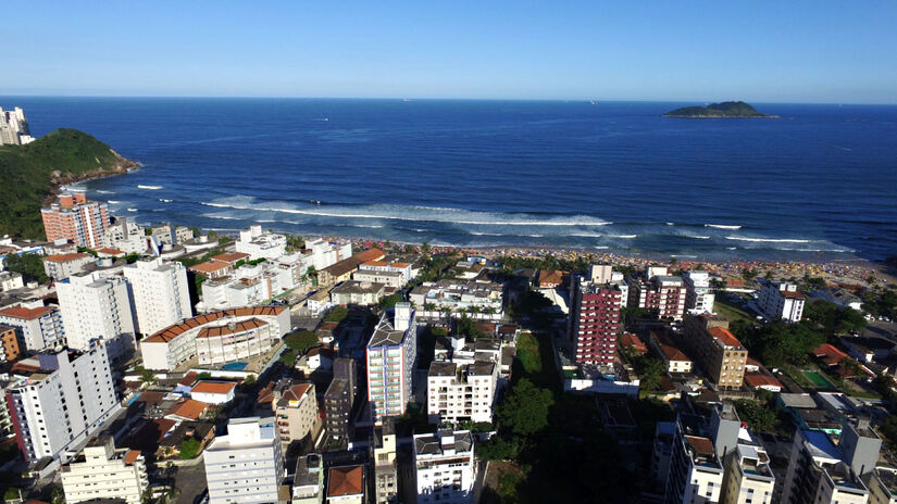 Praia do Tombo, em Guarujá - A Praia do Tombo recebe a certificação há 15 anos consecutivos. A praia é famosa entre os surfistas da região, graças às suas ondas de alta qualidade, sendo palco de diversos campeonatos de surfe. A combinação de suas águas claras e seu ambiente preservado atrai tanto atletas quanto visitantes em busca de uma experiência de praia diferenciada - (Daniel Villaça/Gazeta de S.Paulo)