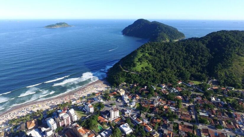 Localizada no Guarujá, a Praia do Tombo se estende por aproximadamente 856 metros e é famosa por suas ondas fortes, o que a torna um dos destinos favoritos dos surfistas. / Foto: Daniel Villaça