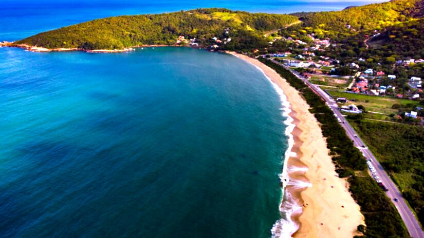 Praia de Taquaras, Balneário Camboriú - A Praia de Taquaras, em Balneário Camboriú, é outra opção encantadora para descanso e contato com a natureza. A orla é pouco agitada, as águas são claras e limpas e o entorno do local conta com uma vegetação muito bem preservada - (Alfabile/PMV)