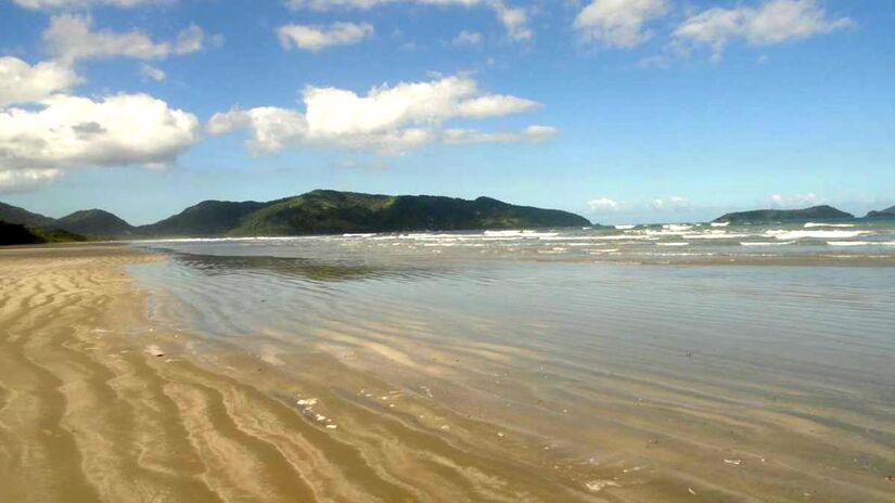 1. Praia da Fazenda, Ubatuba: Ficando no meio do caminho entre as cidades de São Paulo e Rio de Janeiro, Ubatuba reserva uma grande joia natural do Brasil: a Praia da Fazenda, que foi eleita uma das melhores praias de São Paulo (e consequentemente do Brasil) pelo jornal inglês The Guardian - (Divulgação/PMU)