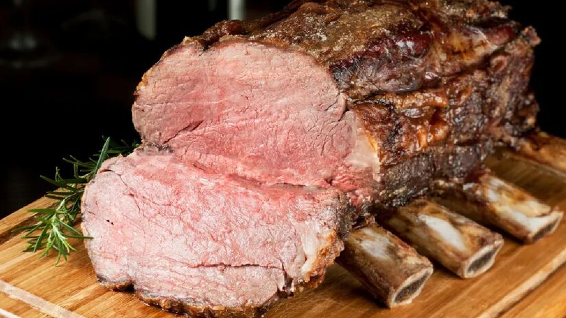 Prime Rib: O Prime Rib é um corte de costela especial, serrado na transversal seguindo o sentido do osso, localizado em uma das regiões mais carnudas do boi. É muito usado na gastronomia da mais alta classe - (Canva/ Creative Commoms)