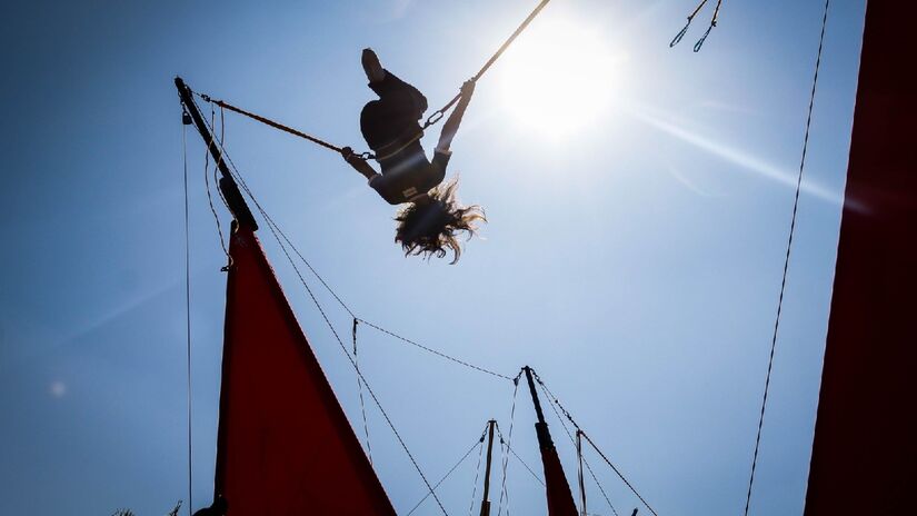 Além das brincadeiras gratuitas, o evento oferece mais de 20 atrações pagas, como tirolesa, bungee trampolim, infláveis gigantes e até futebol de sabão
Divulgação