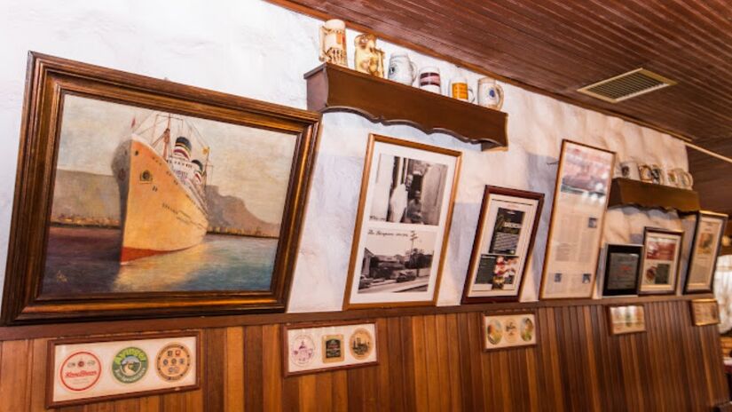 O nome do restaurante tem relações com o antigo navio que possui o mesmo nome, chamado Windhuk. Esse navio alemão aportou em Santos em 1939, vindo da África. Seus passageiros, em sua grande maioria, permaneceram no litoral até 1942, quando foram presos por conta da II Guerra Mundial. Foto: Divulgação/Windhuk