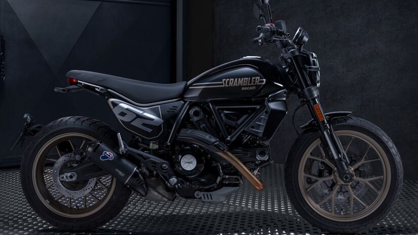 As laterais repetem a pintura e ostentam o número 62  1962 foi o ano da estreia da primeira Ducati Scrambler  em estilo Tracker