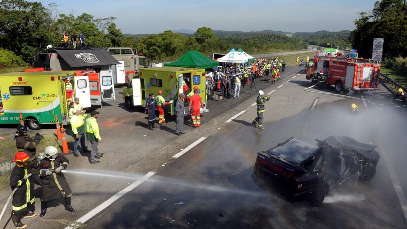 Participam do treinamento dois automóveis, uma moto e uma carreta com ácido fosfórico, além da simulação de nove vítimas com diferentes níveis de gravidade. Foto: Divulgação