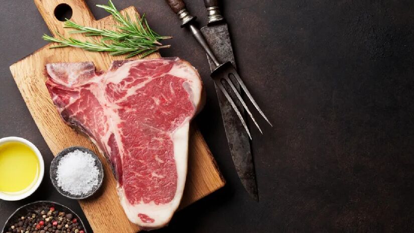 T-bone: O T-bone leva esse nome por possuir um osso robusto em formato de T. O corte é composto por contrafilé e filé mignon. Também chamado de bisteca, o corte é americano e retirado da parte traseira do boi. Ele chegou ao Brasil e é amado pelos amantes de carne por sua maciez, suculência e sabor - (Canva/ Creative Commoms)