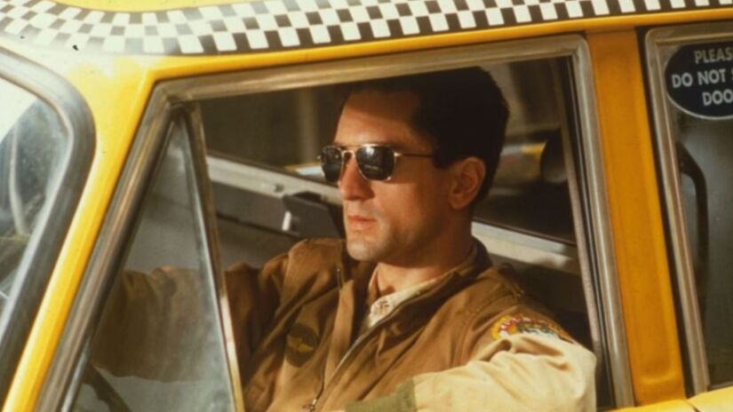 2. Taxi Driver -Lançada em 1976 e sob direção do histórico Martin Scorsese, a trama tem Robert De Niro como seu ator protagonista. O filme de suspense de gênero criminal acompanha a história de um motorista de táxi de Nova Iorque, chamado de Travis Bickle, que também é veterano de guerra. Ele entra em uma jornada para salvar a vida de uma jovem prostituta que entra em seu carro para fugir de um poderoso cafetão - (Reprodução)