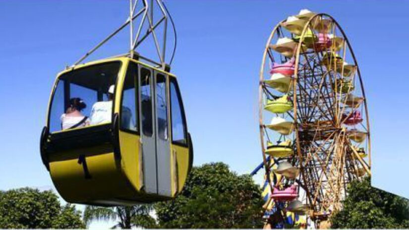 E para encerrar a lista dos destaques do parque, temos o teleférico. Fabricado por uma empresa suíça com a mais moderna tecnologia, ele tem 23 gôndolas e cada uma pode levar até quatro passageiros. Foto: Divulgação/Wikimapia