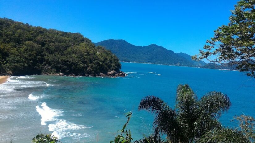 Em Ubatuba, litoral norte, uma praia chama a atenção por ser deserta, sendo um local considerado um "segredo de águas cristalinas", trata-se da Praia do Mocó - (Itamar Ribeiro/Google Reviews)