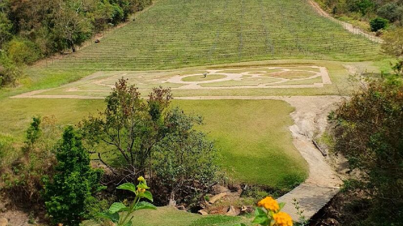 Vínicola Terrassos: Para os amantes de vinhos, a cidade também não decepciona. A Vinícola Terrassos conta com uma belíssima paisagem da Serra da Mantiqueira e oferece degustações, visitas guiadas, piqueniques e almoços à la carte, proporcionando uma experiência enogastronômica inesquecível - (Rodrigo de Oliveira Muzel/Google Reviews)