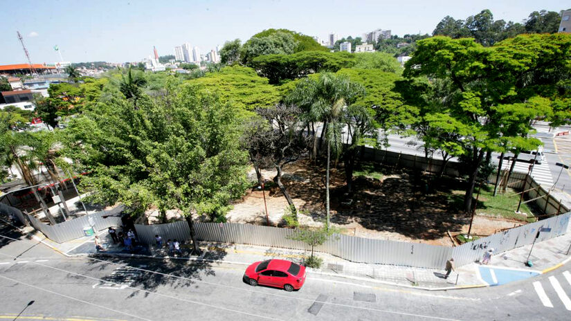 Praça Nicola Vivilechio, principal cartão postal de Taboão da Serra, interditada para obras. Fotos: Thiago Neme/Gazeta de S.Paulo