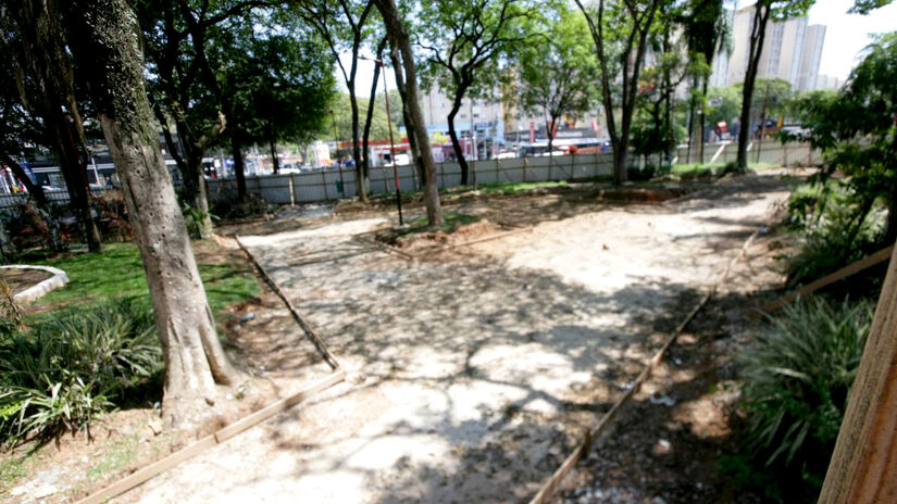 Atual gestão isolou a praça para as obras de revitalização; na manhã desta terça (26/11), a Gazeta esteve no local e constatou que não havia nenhuma movimentação de funcionários trabalhando nas obras. 