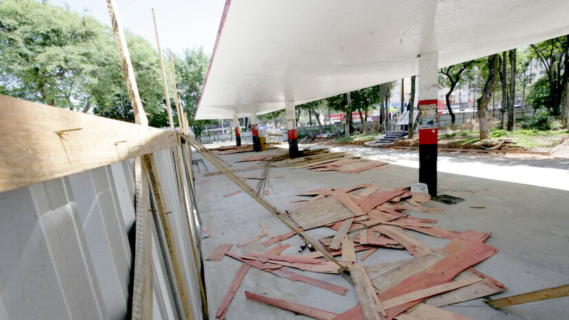 Prefeitura de Taboão da Serra não deu prazo para a conclusão das obras na praça da Grande São Paulo.