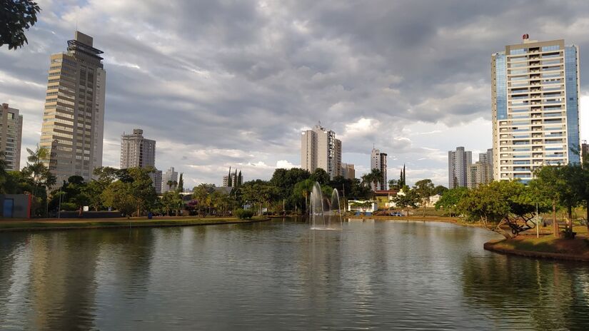 Anápolis, em Goiás, é outra cidade em destaque. Localizada a cerca de 50 km de Goiânia, a cidade é conhecida pelo seu polo industrial robusto, especialmente no setor farmacêutico. Foto: Wikimedia Commons