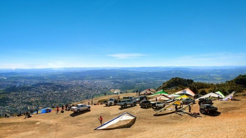 Voo Duplo de Instrução na Pedra Grande, em Atibaia, a 1.450 metros de altura: uma experiência única sobre a Serra do Itapetinga, em meio à natureza, pássaros e nuvens. Foto: Prefeitura de Atibaia