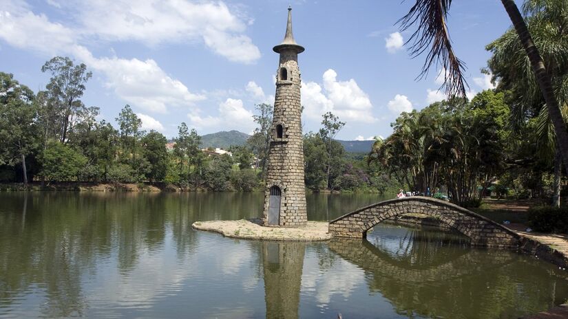 Com 38.700 m&#xB2;, o Parque Municipal Edmundo Zanoni abriga uma vasta área verde com árvores centenárias e diversidade de flores, lago e viveiro de pássaros. Foto: Prefeitura de Atibaia