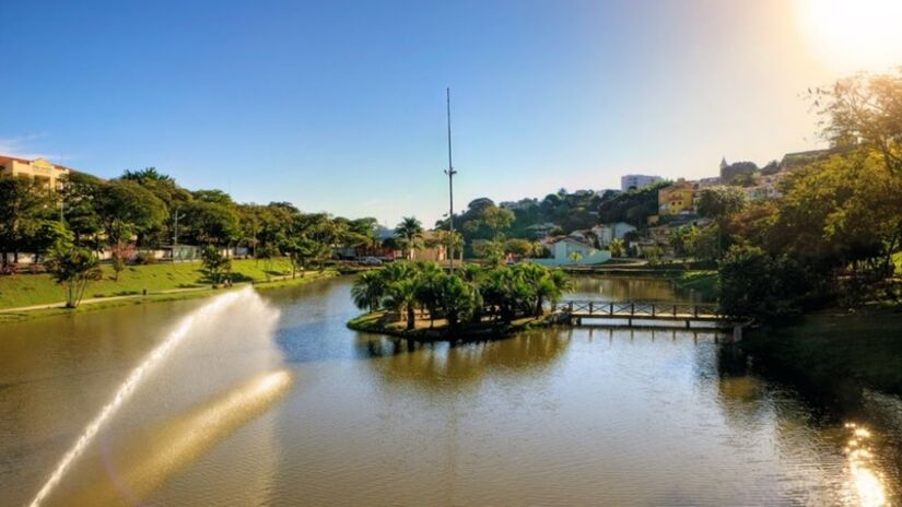 Localizado na paisagem de Atibaia, o Lago do Major é um refúgio tranquilo que atrai visitantes pela sua serenidade e beleza natural. Foto: Divulgação