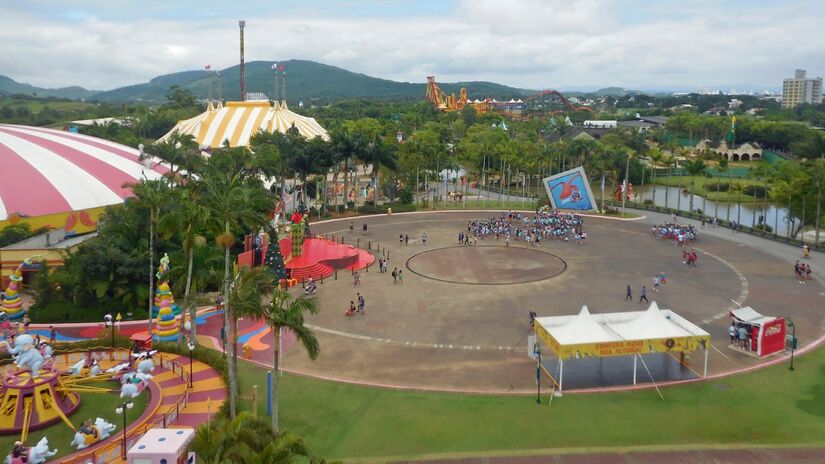 Desde 2012, o parque firmou alianças com gigantes do entretenimento, como a DreamWorks Animation e a Universal Studios, elevando sua oferta de experiências a um nível internacional. Foto: Wikimedia Commons