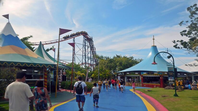 Além dos brinquedos e shows, o Beto Carrero World oferece uma infraestrutura de excelência, com praça de alimentação para 2.500 pessoas, lojas temáticas, kartódromo e um zoológico com diversas espécies de animais. Foto: Wikimedia Commons