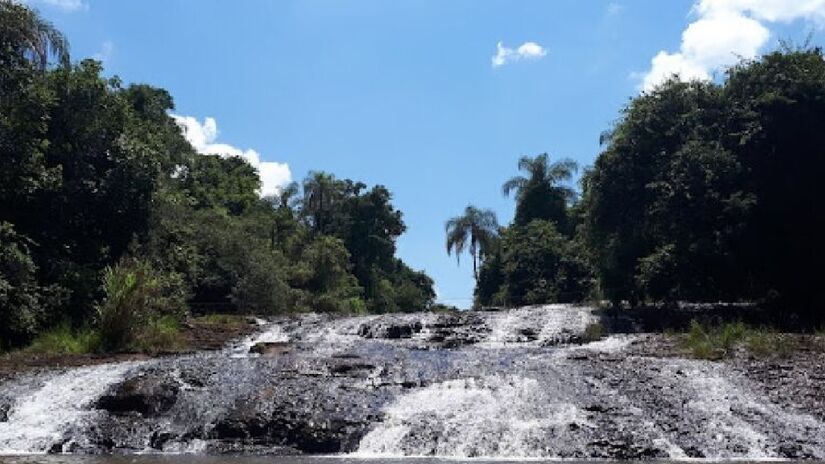 3. Brotas - Destino ideal para quem desejar relaxar e contemplar as mais incríveis cachoeiras, o local é um verdadeiro remédio para aliviar o estresse. A Cachoeira do Escorregador é um dos principais atrativos da cidade - (Thaisacam/Google Reviews)
