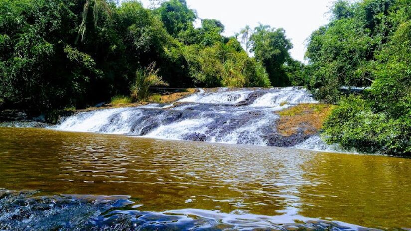 Outra atração emocionante para os corajosos é de se acomodar em uma boia e deslizar sobre as pedras da Cachoeira do Escorregador embalado pela água, semelhante a um tobogã. Nesta cachoeira, a sequência de pedras em desnível por onde a água corre é de cerca de 80 metros de extensão - (Juliane C. Tancredo Penatti/Google Reviews)