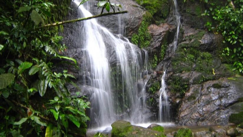 3. Cachoeira Escondida  Paranapiacaba - Com o nome sugestivo, a atração fica "escondida" entre as rochas, descendo em vários níveis, e entre as árvores, que cobrem o sol e cercam a queda d'água. É necessário contratar um guia especializado para o passeio, custando na média de R$ 70 por pessoa - (Divulgação/Paranapiacaba Ecotur)