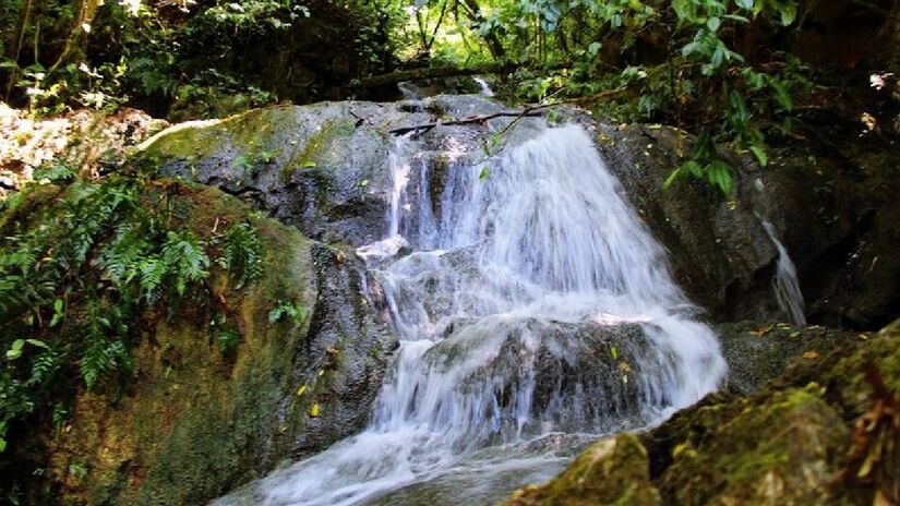 A Cachoeira Queda do Meu Deus, é considerada umas das mais lindas do Estado, com uma queda d'água de 53 metros. No entanto, mesmo que hoje carregue um nome mais amigável, uma lenda urbana conhecida entre os moradores mais antigos da região conta que, antes, ela chegou a ser conhecida como 'Cachoeira da Morte' - (Cacca Buss/Google Reviews)