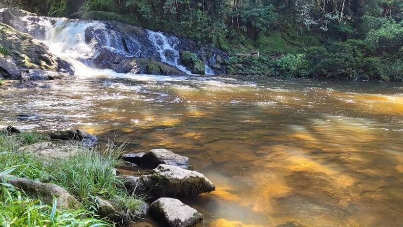 5. Cachoeira do Sagui  Engenheiro Marsilac - O Rio Capivari é responsável por diversas quedas d'água em Marsilac, na zona zul. Fica a quase 60 quilômetros do centro de São Paulo e o caminho deve ser feito de carro. Abre diariamente, das 8h às 17h. Para entrar na cachoeira é necessário pagar R$ 30 (crianças até 6 anos e idosos com mais de 65 anos não pagam) - (Divulgação/Cachoeira do Sagui)