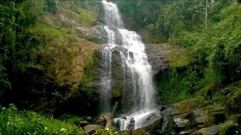 Uma das atrações em meio a natureza fica por conta da encantadora Cachoeira Santa Quitéria. Ela é uma ótima opção, contendo uma queda d'água que proporciona renovação e tranquilidade - (Reprodução/Youtube)