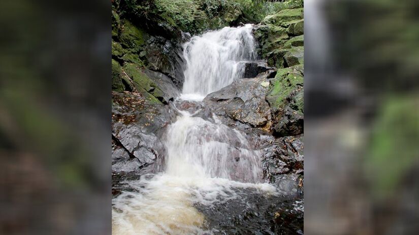 A atração conta também com inúmeras trilhas e cachoeiras, que são encontradas em grandes cenários de Mata Atlântica. Os turistas ainda podem contar com diversas atividades esportivas como trekking, cascading, bike, jeep off-road, boia cross e arvorismo. Há, inclusive, um quiosque de informação à disposição do turista - (Divulgação/Governo SP)