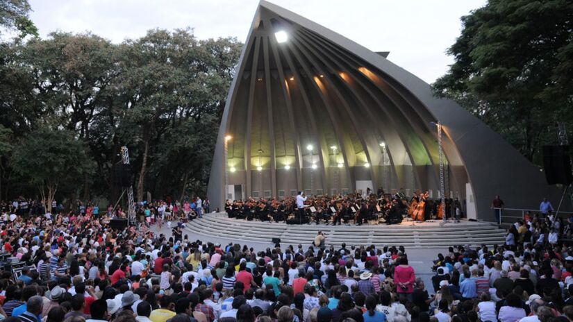 Oficialmente chamado de Auditório Beethoven, a Concha Acústica do Taquaral foi inspirada na concha do Damrosch Park em Nova Iorque. Inaugurada em dezembro de 1976, a concha acústica campineira tem capacidade para até 2 mil pessoas e é muito utilizada para apresentações musicais. Foto: Carlos Bassan - Prefeitura de Campinas