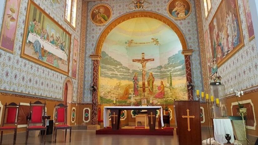 O turismo religioso também é forte em Cesário Lange. A principal atração é a Igreja Matriz de Santa Cruz, um destacado patrimônio religioso e cultural, com vitrais multicolores e abertos até o teto - (Divulgação/Governo de SP)